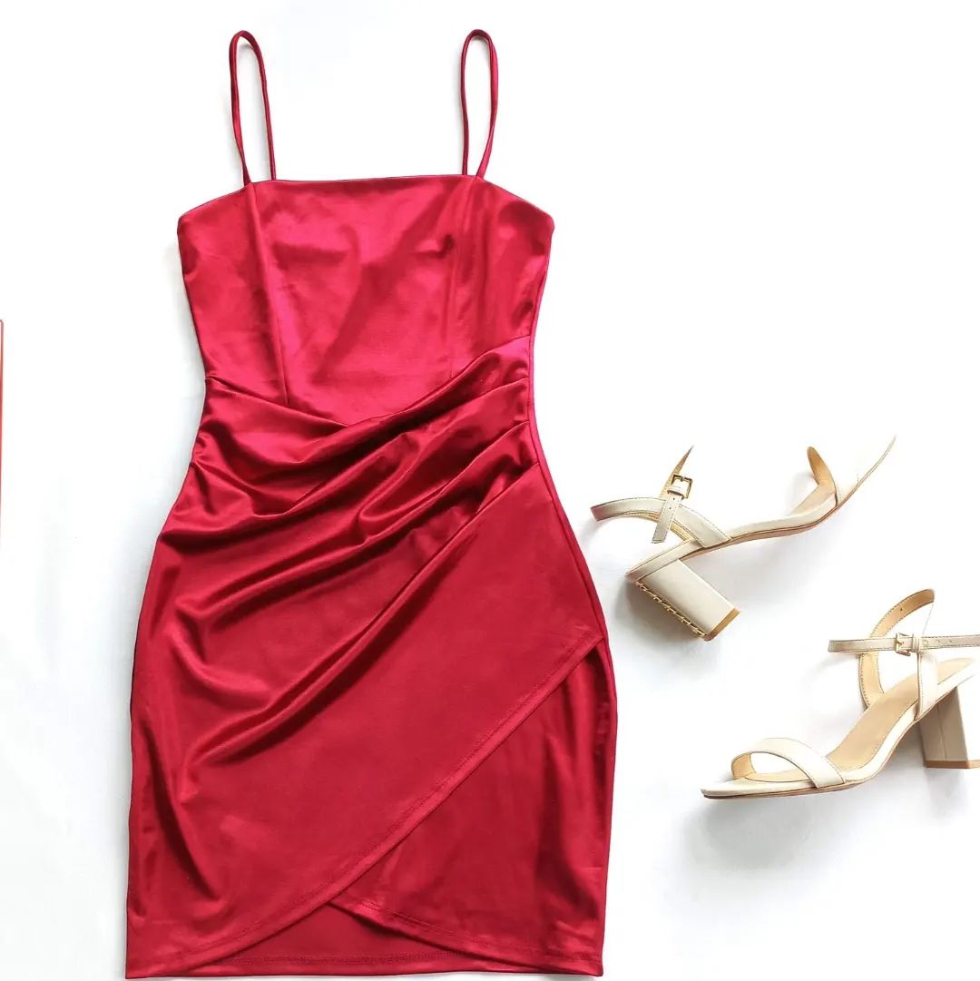 Mini dress color vino tinto🍷, está en perfectas condiciones, la tela es ...