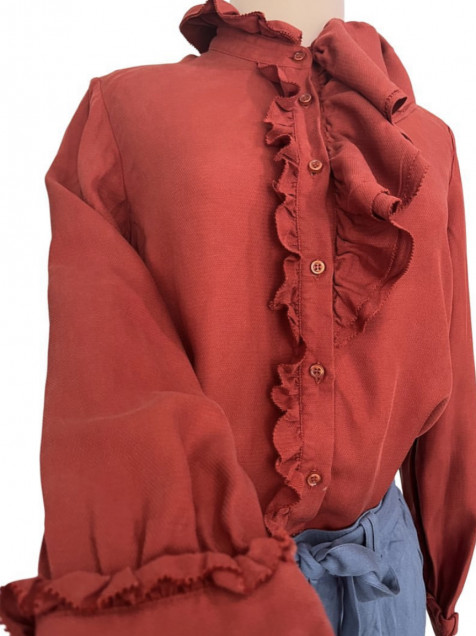 Blusa con olanes en el sale pecho