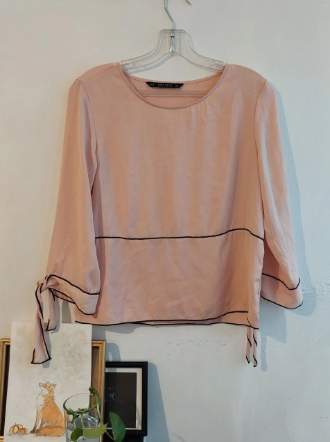Hermosa blusa rosa palo Zara con lindos detalles en negro y manga 3 4 con nudos. Talla S M. por s lo 100 LolaPay